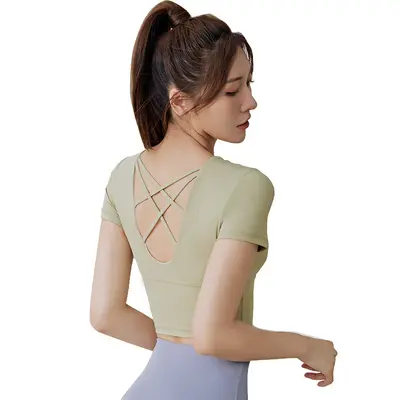 Çapraz kısa kollu spor üst, entegre göğüs pedli yoga kıyafeti - 6