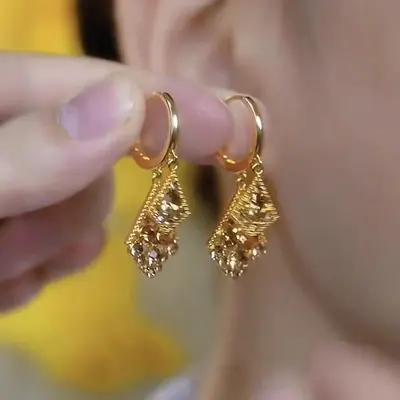 Diamantbeschichtete zweischichtige Rautenohrringe, kaffeebraun