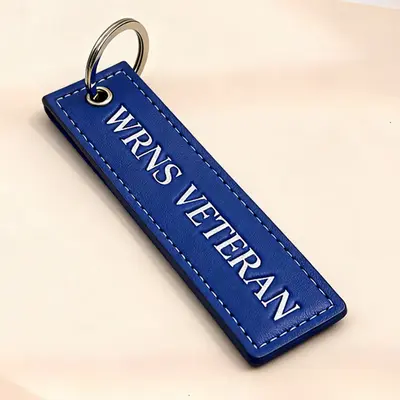 Individueller Schlüsselanhänger mit Buchstabenstickerei, PU-Leder, beidseitiges Webetikett