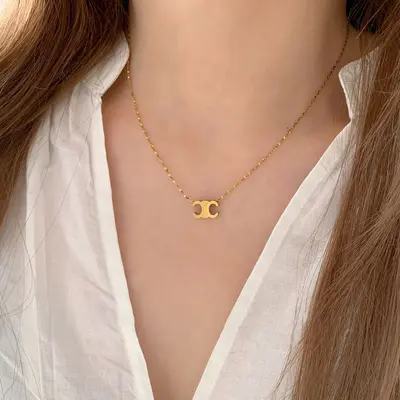 French-style lightweight luxury Arc de Triomphe elegant titanium steel necklace for women, fashionable and simple baby's breath clavicle chain premium set.