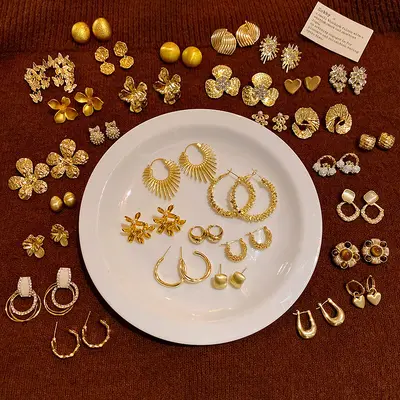 Avrupa-Amerika Vintage Abartılı Metal Küpe Kadın Tasarım Niş Lüks Hissi Düz Halka Küpe Hafif Lüks Çiçek Kulak Halkası Küpe