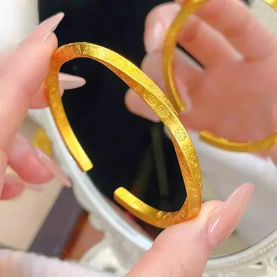 Möbius-Armband massives Gold, matt graviert - 1