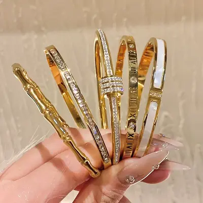 Premium Bracelet Minimalist Gold Design