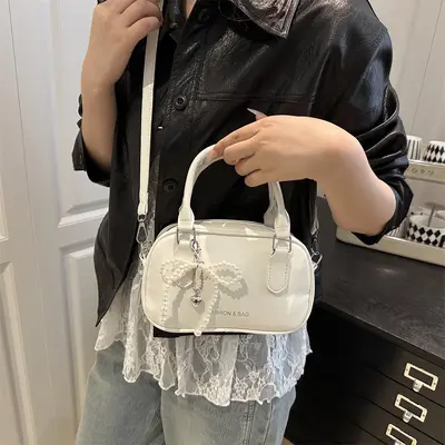 Kleine quadratische Damenhandtasche mit Perlen-Schleife - 3