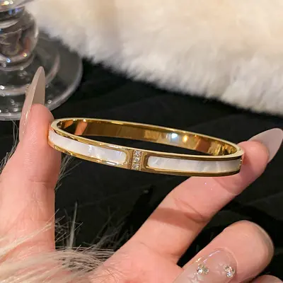 Gypsophila Titanstahl-Armband mit kleinem Taillenbund für Frauen, hochwertiges flaches Ring-Armband, Handschmuck-Armband, zugänglicher Luxus im Nischensegment - 10