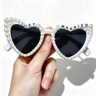 Just MARRIED Verlobungsparty-Sonnenbrille mit Perlen-Herz-Dekor - 9
