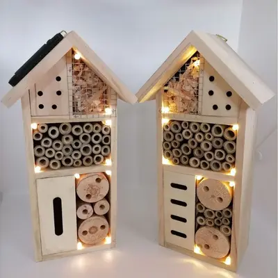 Lagerware Holz-Insektenhotel, Insektenhotel Kindergarten Schule Lernmaterial mit Solarleuchte, Bienenwabe