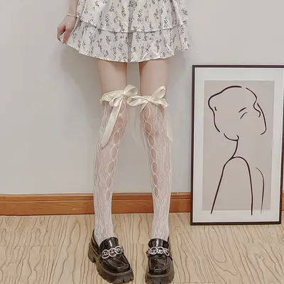 Lolita-Wadenstrümpfe im japanischen Stil mit Schleifen und Spitzendetails, hoch geschnitte