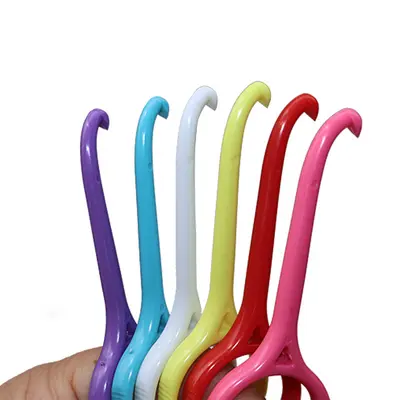 Orthodontic aligner removal hook tool