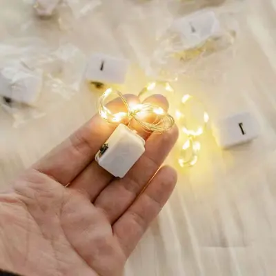 Farbige LED-Lichterketten mit frischen Blumen, Weihnachtsdekoration, Kupferdrahtlichter, LED-Lichtstreifen, bunte Lichterketten für Nachtmärkte, Marktstand-Großhandel, kleine Lichterketten