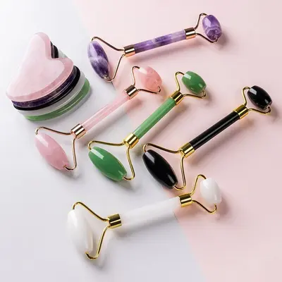 Amazon Bestseller Pembe Kristal Jade Çift Başlı Roller Masaj Cihazı Kalp Şekli Kazıyıcı Plaka Özel Masaj Kazıyıcı Plaka Stok Ürün