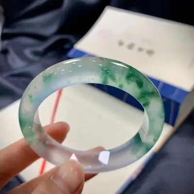 Quarz-Jade-Armband, Eisnudelsorte helles Grün mit schwebenden Blüten - 4