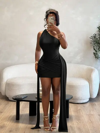 Kolsuz göğüs dekolteli tek omuz askılı mini elbise, dar kesim - 7