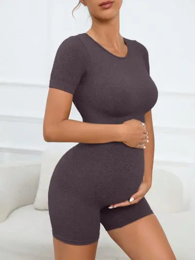 Maternity Yoga Set with Seamless Short Sleeve Top and Peach-Hip Shorts - 5