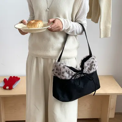 Retro-Damentasche mit Leopardenmuster und Plüschdetails - 5