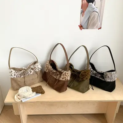 Retro-Damentasche mit Leopardenmuster und Plüschdetails - 3