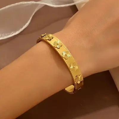 Six-petal flower bracelet, titanium steel, non-fading