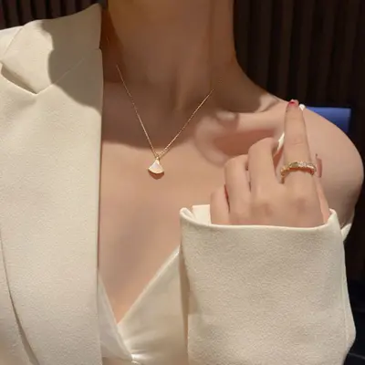 Elegantes Katzenauge-Stein-Design Fächerförmiger Rock Damen Titan-Stahl-Halskette Vielseitig 18K Gold Premium Leicht Luxus Schlüsselbein-Kette