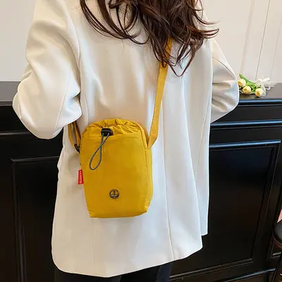 Kadın Crossbody Çanta, Çok Fonksiyonlu Cep Telefonu ve Su Şişesi Bölmeli