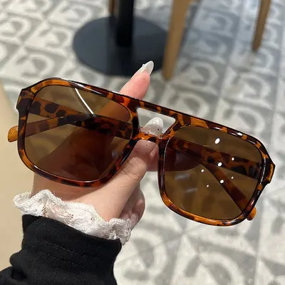 Eckige Sonnenbrille im Bonbonfarben-Design, Doppelsteg, UV-Schutz - 11
