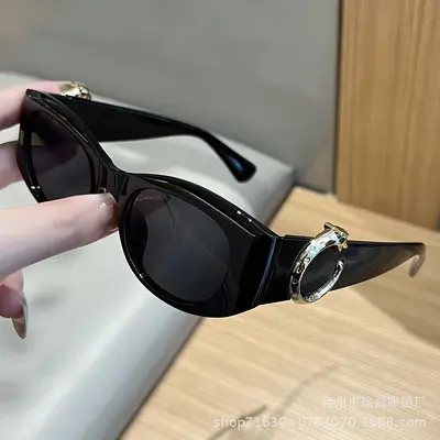 Small Frame Retro Sunglasses - 1