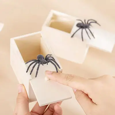 Scary Wooden Box with Bug and Spider Horror Prank - 3