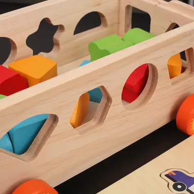 Holz-Lernspielzeug mit multifunktionalen Bausteinen