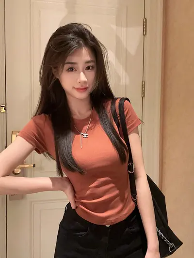 Schmales Kurzarm-T-Shirt für Frauen im Grenzverkehr, koreanischer Stil, neue Außenhandelskollektionen dünne kurze Mode-Oberteile für Frauen, modisch angepasster Großhandel. - 2