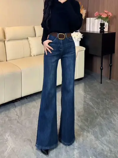 Gefütterte Damenjeans, schmale gerade Passform mit Mikro-Schlag, Winter 2025