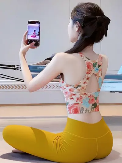 新中式瑜伽服女2025新款带胸垫绝美背心普拉提训练健身服红色套装 - 9