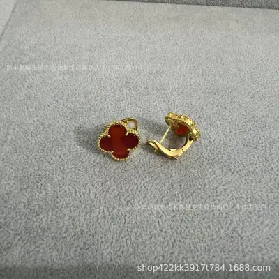 Dört yapraklı yonca kulak klipsi, 18K roségold kırmızı akik