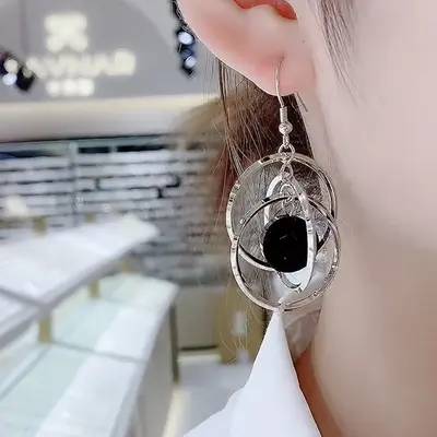 Moda halka büyük küpe, tasarımcı dönen model - 3
