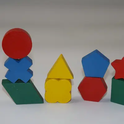 Üç set geometrik şekil plakası, aydınlatma yapı taşları, şekle uygun ahşap oyuncaklar, çocuk yapboz bulmacaları toptan