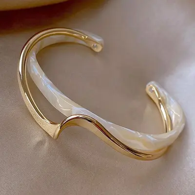 Echtes Gold-Elektrolyse geometrisches offenes Armband Korea-Stil ins Retro erreichbar Luxus-Armband Nische Frauen personalisiertes Design Handschmuck