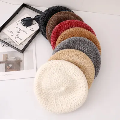 Retro renk bloklu küçük topuz detaylı bere metal logolu moda ressam şapka büyük kafa çevresi sıcak tutan şapka kadın model sonbahar kış