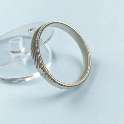 Außenhandelsbeschaffung europäischer und amerikanischer Herrens-Metallfedern-Armbänder elastische Armbänder Armringe umweltfreundliche hochwertige farbschützende Armbänder - 9