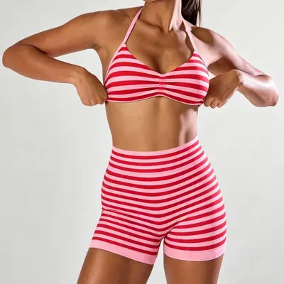 Seamless High-Stretch Women's Yoga Set with Halter Bra and Three-Quarter Leggings - 4