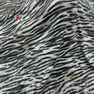 Zebra desenli bambu çubuklu kadife kumaş, pullu nakış