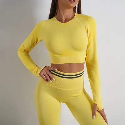 Kadın örgü yoga kıyafeti seti, spor şortu ve fitness üstü - 13