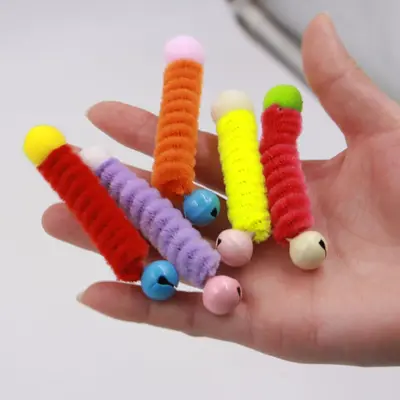 Buntes Katzenspielzeug-Set mit Federstab, Plüschbällen und Glöckchen - 3