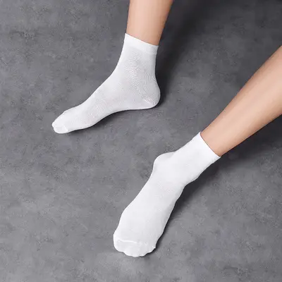 Herrensocken Herbst- und Wintermittelwadensocken Sportbaumwollsocken Volltonfarben Street-Socken Arbeitssocken Geschenke einzeln verpackt