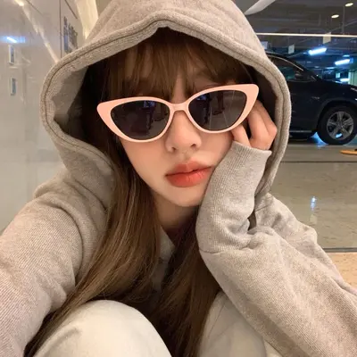 Retro Triangle Cat-Eye Sunglasses for Women with UV Protection - 3
