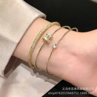 3-piece gold-plated bracelet set with zircon letter H details - 4