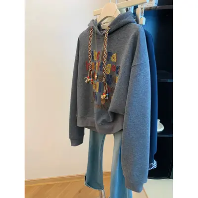Graues Damen-Hoodie mit 3D-Buchstabenstickerei und Dropped-Shoulder-Ärmeln