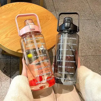 1 Wasserbecher XXL Kapazität hochwertig Tonnen-Fass Outdoor-Sport Trinkbecher mit Strohhalm neues Modell Messskala hitzebeständiger Becher