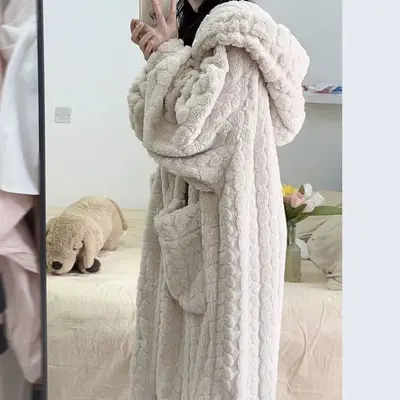 Kadınlar için sevimli küçük hamster pijamaları sonbahar ve kış mercan kadife kalınlaşmış uzun pazen öğrenci kapüşonlu kışlık pijamalar kadınlar için