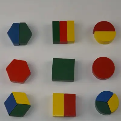 Üç set geometrik şekil plakası, aydınlatma yapı taşları, şekle uygun ahşap oyuncaklar, çocuk yapboz bulmacaları toptan