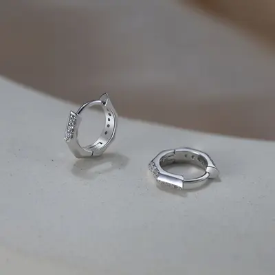 Silberne polygonale geometrische Einzelcreolen für Damen