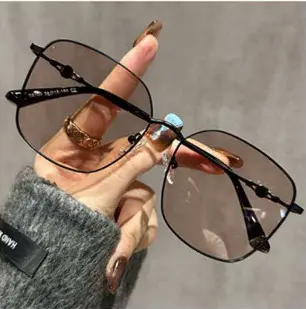 Gold-Frame Sunglasses for Women, Ultra-Light Large Frame, UV Protection - 1