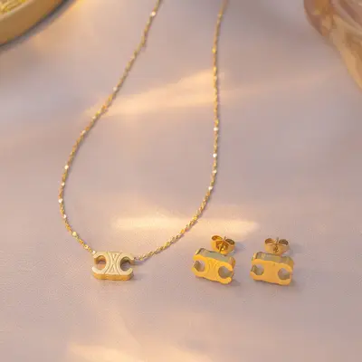 French-style lightweight luxury Arc de Triomphe elegant titanium steel necklace for women, fashionable and simple baby's breath clavicle chain premium set.